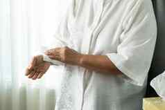 高级女人清洁手白色软组织纸孤立的白色背景