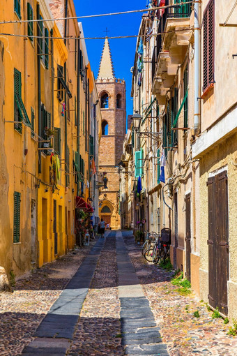 阿尔盖罗小镇阿尔盖罗街视图美丽的一天阿尔盖罗意大利全景空中视图阿尔盖罗撒丁岛意大利
