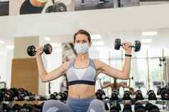 女人医疗面具锻炼健身房流感大流行高质量照片