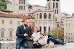 美丽的家庭漫步城市里昂法国家庭旅行城市法国