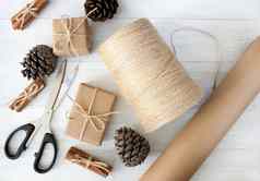 生态友好的包装礼物卡夫纸光木背景圣诞节浪费概念