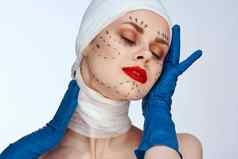 美丽的女人红色的嘴唇塑料手术操作只肩膀孤立的背景