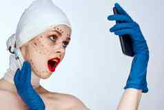 肖像女人蓝色的手套注射器手轮廓脸提升孤立的背景