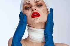 女人红色的嘴唇塑料手术操作只肩膀光背景