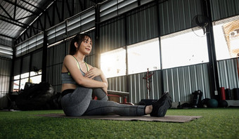 年轻的亚洲女时尚的舒服的运动服装伸展运动腿健身地板上锻炼体育运动概念适合女人伸展运动锻炼健身房