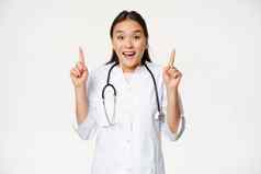 兴奋微笑护士女医生医疗统一的指出显示促销出售医疗保健诊所折扣站白色背景