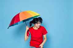 快乐的女人红色的t恤彩虹颜色伞时尚