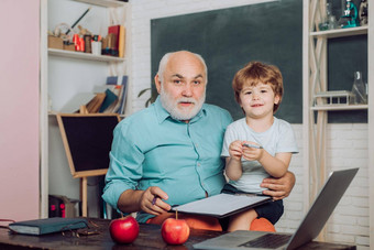 友好的孩子男孩成熟的<strong>老师</strong>教室黑板上桌子上祖父会说话的孙子世界<strong>老师</strong>一天教育过程