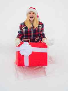 圣诞节女孩持有大礼物快乐女人现在礼物盒子在户外大礼物盒子有趣的圣诞节女人大礼物盒子冬天情感