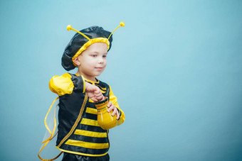 小有趣的男孩蜜蜂<strong>服装</strong>可爱的男孩穿着狂欢节<strong>服装</strong>可爱的蜜蜂吃蜂蜜<strong>服装</strong>狂欢节孤立的蓝色的