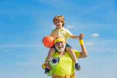 爷爷孙子发现父亲孩子培训爱体育运动活跃的家庭享受体育运动健身快乐爱的家庭