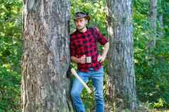 收获木材有胡子的男人。斧概念森林砍伐英俊的木匠伐木工人格子衬衫持有斧绿色自然背景