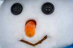 快乐有趣的雪人雪一年圣诞节概念雪人红色的鼻子黑色的眼睛按钮