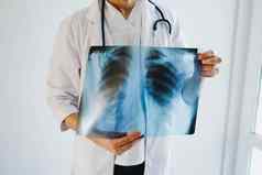 医生持有x射线肺国际医生的一天医生前面行