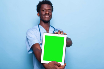 男人。护士显示垂直绿色屏幕平板电脑