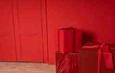 大包装礼物红色的墙盒子礼物红色的背景概念假期惊喜