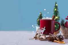 冬天热喝可可棉花糖肉桂辣的热巧克力红色的杯快乐圣诞节节日古董背景复制空间文本