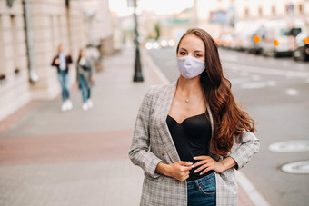 科维德空气污染概念流感大流行肖像年轻的女人穿保护面具街概念<strong>健康安全</strong>
