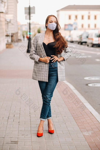 科维德空气污染概念流感大流行肖像年轻的女人穿保护面具街概念健康安全