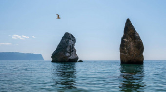 夏天海景观清晰的天空火山岩石海岸线平静清晰的海小波空鹅卵石海滩岩石环礁湖火山玄武岩冰岛永无止境的美自然