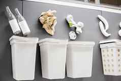 白色垃圾罐排序垃圾装饰垃圾垃圾箱排序浪费的地方垃圾例子单独的垃圾排序浪费回收资源管理
