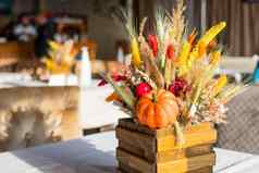 花束野生花餐厅秋天作文木花瓶秋天室内装饰橙色南瓜红色的浆果干秋天花黄色的叶子收获舒适的节日情绪