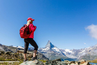 <strong>徒步</strong>旅行<strong>徒步</strong>旅行者女人长途跋涉背包生活健康的活跃的生活方式<strong>徒步</strong>旅行者女孩走<strong>徒步</strong>旅行山自然景观瑞士阿尔卑斯山脉瑞士