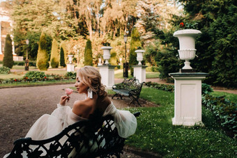 新娘花园新娘坐着板凳上新娘收集早....新娘白色衣服把耳环