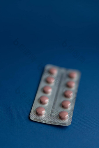 医学药片多色的药物经典蓝色的背景特写镜头板粉红色的药片蓝色的背景多色的药片泄漏倒Jar蓝色的表面