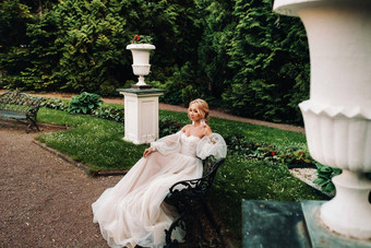 新娘花园新娘坐着板凳上新娘收集早....新娘白色衣服把耳环