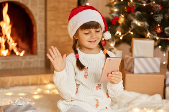 圣诞节在线祝贺你首页微笑女孩聪明的电话视频调用孩子会谈朋友父母波手问候穿圣诞老人他提出了节日房间
