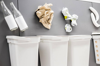 白色垃圾罐排序垃圾装饰垃圾垃圾箱排序浪费的地方垃圾例子单独的垃圾排序浪费回收资源管理