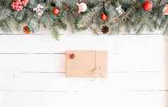 圣诞节礼物盒子冷杉树分支木表格前视图复制空间圣诞节背景冷杉分支机构仙女灯礼物盒子圣诞节装饰白色木板材
