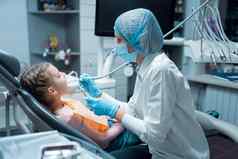 女牙医对待牙齿女孩病人牙科诊所牙科概念