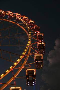 摩天轮灯晚上霓虹灯彩色的灯闪烁的摩天轮娱乐公园晚上娱乐有趣的娱乐旋转木马狂欢节