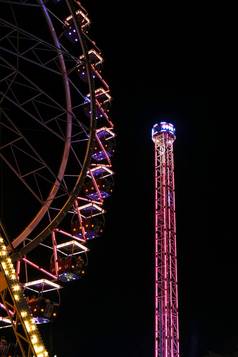 摩天轮灯晚上霓虹灯彩色的灯闪烁的摩天轮娱乐公园晚上娱乐有趣的娱乐旋转木马狂欢节