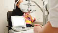 高tehnology医学验光师诊所检查女孩的愿景孩子们的眼科学