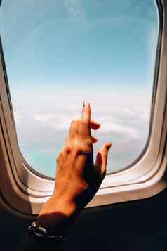 女手视图窗口飞机飞机飞机旅行空气假期旅行概念飞机窗口视图云令人惊异的金毛茸茸的云移动温柔的