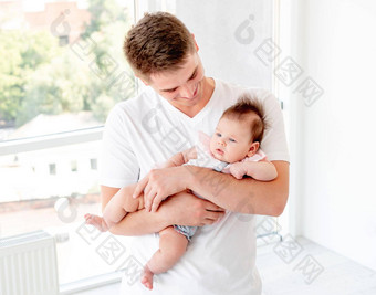 父亲拥抱婴儿