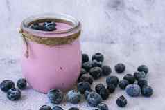 碗酸奶蓝莓表格蓝莓酸奶新鲜的蓝莓健康的早餐超级食物健康的吃素食者素食主义者食物