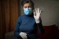 白色医疗手套前景所示上了年纪的祖母穿医疗面具调用安全环境卫生疫情高级女人个人保护设备
