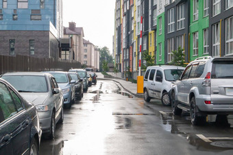 街城市人停汽车多雨的天气雨路雨汽车背景停汽车多雨的城市街对称的停汽车
