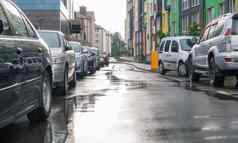 街城市人停汽车多雨的天气雨路雨汽车背景停汽车多雨的城市街对称的停汽车