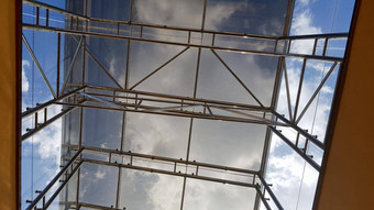 结构玻璃外观摘要背景玻璃天花板元素现代建筑视图蓝色的天空玻璃窗口分离<strong>晶格</strong>元素