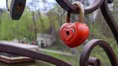 红色的挂锁金属爱心形状的锁桥概念爱情人节一天背景