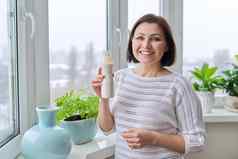 中年女人喝乳制品产品酸奶牛奶瓶