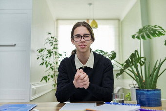 学生少年会说话的相机视频沟通