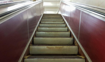 空自动扶梯人地铁站红色的行基辅地铁关闭金属步骤自动扶梯移动底前
