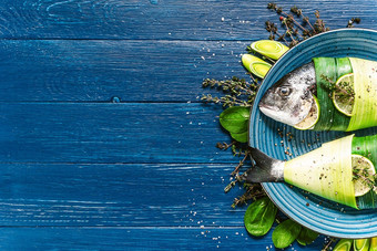 新鲜的生金鱼包装棕榈叶子撒混合物辣椒大吉莫莱斯盐片石灰柠檬准备好了烤烹饪晚餐概念