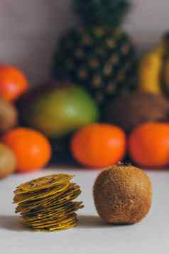 干自制的健康的新鲜的脱水片水果水果芯片自然生素食主义者有机零食健康的食物概念猕猴桃